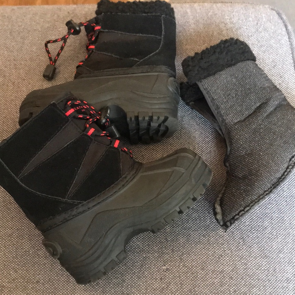 Sweet Black Weatherproof Brand Size 6 w/ slip in🖤
